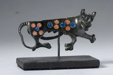 Fíbula de una pantera hembra, siglo II-III d.C. (bronce con incrustaciones de esmalte)